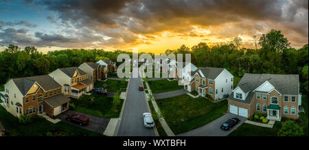 American luxury real estate case unifamiliari con facciata in mattoni, energia solare sul tetto della costruzione nuova Maryland street quartiere con tramonto Foto Stock