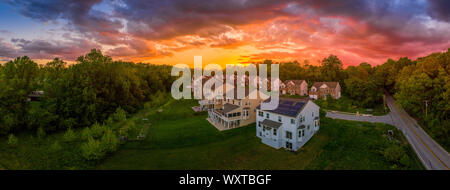 American luxury real estate case unifamiliari con facciata in mattoni, energia solare sul tetto della costruzione nuova Maryland street quartiere con tramonto Foto Stock