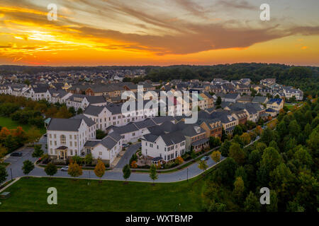 America zona suburbana con villette e case unifamiliari in la costa est degli Stati Uniti con incredibile tramonto vista aerea Foto Stock