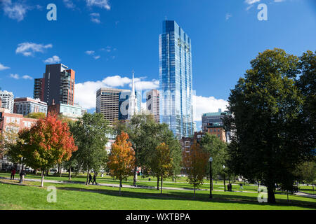 Persone che passeggiano in Boston Common dal giardino pubblico al parco della città e grattacieli di Boston, Massachusetts, STATI UNITI D'AMERICA Foto Stock