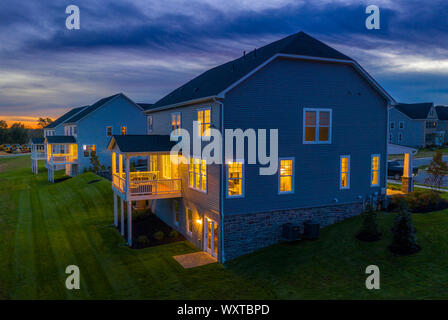 Nuova costruzione quartiere americano con le luci della sera Foto Stock