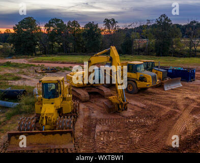 Scavo giallo bulldozer apparecchiature presso un sito in costruzione Foto Stock