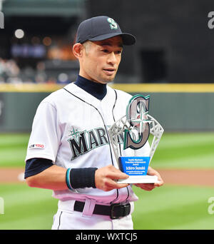 Ex Seattle Mariners player Ichiro Suzuki pone con il trofeo durante una cerimonia in onore di Suzuki con il franchising achievement award prima della Major League Baseball gioco a T-Mobile Park il 14 settembre 2019, a Seattle, Stati Uniti. Credito: AFLO/Alamy Live News Foto Stock