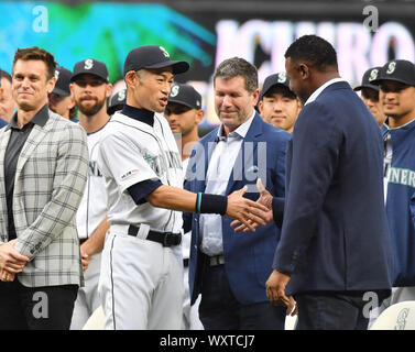 Ex Seattle Mariners player Ichiro Suzuki scuote le mani con Ken Griffey, Jr., applaudire durante una cerimonia in onore di Suzuki con il franchising achievement award prima della Major League Baseball gioco a T-Mobile Park il 14 settembre 2019, a Seattle, Stati Uniti. Credito: AFLO/Alamy Live News Foto Stock