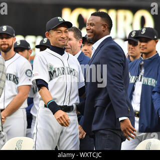 Ex Seattle Mariners player Ichiro Suzuki (L) reagisce con Ken Griffey, Jr., applaudire durante una cerimonia in onore di Suzuki con il franchising achievement award prima della Major League Baseball gioco a T-Mobile Park il 14 settembre 2019, a Seattle, Stati Uniti. Credito: AFLO/Alamy Live News Foto Stock