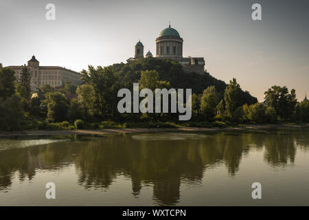 ESZTERGOM, UNGHERIA - 20 agosto 2019: Cattedrale di Esztergom vista dal fiume del Danubio a sunrise Foto Stock