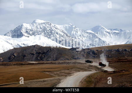 Costruzione cinese i carrelli sono al lavoro su una nuova strada vicino a Sary Tash village, il Kirghizistan Foto Stock