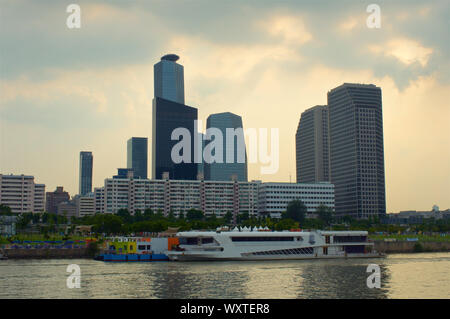 Vista Yeoeuido edifici da appendere fiume in Corea del Sud Foto Stock