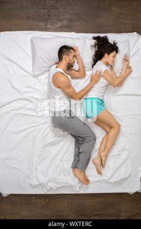 Coppia giovane relax sul letto vista superiore dormire Foto Stock