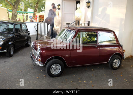 Settembre 2019 - Personalizzato di Mini Cooper S auto come una volta possedute da ciascuno dei Beatles, Goodwood sale riunioni Foto Stock