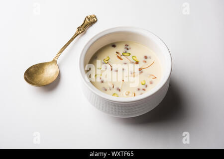 Basundi/Rabri o Rabdi - è un dessert fatto di latte condensato e frutta secca Foto Stock