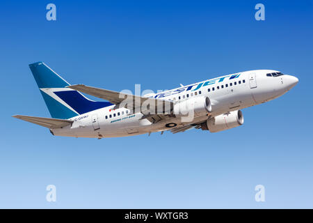 Phoenix, Arizona - Aprile 8, 2019: Westjet Boeing 737-600 velivolo all'Aeroporto Sky Harbor di Phoenix (PHX) negli Stati Uniti. Foto Stock