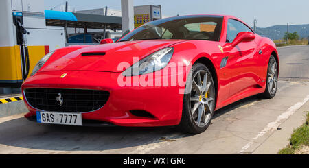 Bratislava, Slovacchia - 29 agosto 2019: Ferrari 812 Superfast sport auto parcheggiate in una stazione di rifornimento a Bratislava Foto Stock