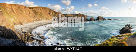 Robusto litorale atlantico a Hartland Quay, Devon, Inghilterra Foto Stock