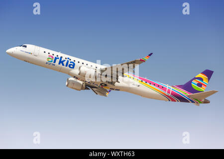 Tel Aviv, Israele - 24 Febbraio 2019: Arkia Embraer 195 aereo all'aeroporto di Tel Aviv (TLV) in Israele. Foto Stock