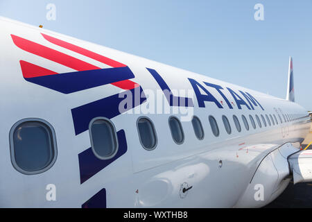 Cartagena, Colombia - 27 Gennaio 2019: LATAM Airbus A320 in aereo Aeroporto di Cartagena (CTG) in Colombia. Foto Stock