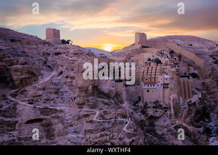 Vista dei Greci Ortodossi monastero di Santo Lavra di San Sabbas i santificati noto in siriaco come Mar Saba affacciato sulla valle del Cedro nel deserto della Giudea in Cisgiordania, Territori palestinesi e Israele. Il monastero è stato occupato quasi ininterrottamente dal fu fondata nel V secolo d.c. che lo rende uno dei più antichi monasteri abitato nel mondo. Foto Stock