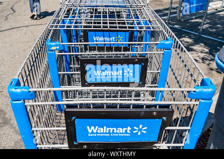 8 Sep, 2019 San Jose / CA / STATI UNITI D'AMERICA - Walmart carrelli di shopping, di marca con il loro logo, al di fuori di uno dei loro supermercati nella parte sud di San Francisco Bay Area Foto Stock