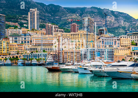 Yacht di lusso e appartamenti in porto di Monaco, Cote d'Azur. Foto Stock