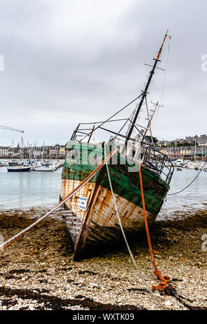 Camaret-sur-Mer, Francia - 4 Agosto 2018: vecchi relitti abbandonati nel vecchio cimitero di barca, Cimetiere de bateaux, a Le Sillon un nuvoloso giorno di estate Foto Stock