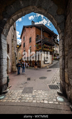 Francia Alta Savoia - Annecy - Rue Perriere arch Foto Stock