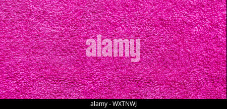 Tessuto rosa e concetto di tessitura - close up di un asciugamano di spugna Foto Stock