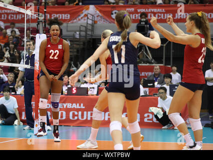 (190918) -- HAMAMATSU, Sett. 18, 2019 (Xinhua) -- i giocatori degli Stati Uniti festeggiare la conquista di un punto durante un round robin match contro i Paesi Bassi al 2019 FIVB Pallavolo Coppa del Mondo Donne in Hamamatsu, Giappone, Sett. 18, 2019. (Xinhua/Du Natalino) Foto Stock