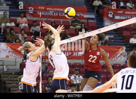 (190918) -- HAMAMATSU, Sett. 18, 2019 (Xinhua) -- Haleigh Washington (top, R) degli Stati Uniti compete durante un round robin match contro i Paesi Bassi al 2019 FIVB Pallavolo Coppa del Mondo Donne in Hamamatsu, Giappone, Sett. 18, 2019. (Xinhua/Du Natalino) Foto Stock