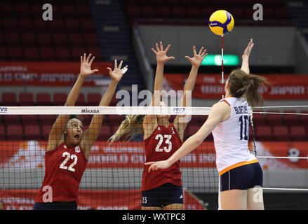 (190918) -- HAMAMATSU, Sett. 18, 2019 (Xinhua) -- Haleigh Washington (L) degli Stati Uniti compete durante un round robin match contro i Paesi Bassi al 2019 FIVB Pallavolo Coppa del Mondo Donne in Hamamatsu, Giappone, Sett. 18, 2019. (Xinhua/Du Natalino) Foto Stock