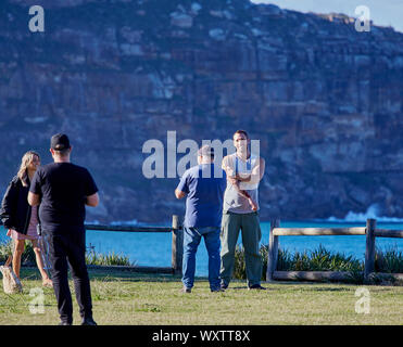 Attori Jake Ryan, Sam Frost e i membri dell'equipaggio preparare al film una scena esterna di Home & Away serie tv a Palm Beach, Australia Foto Stock