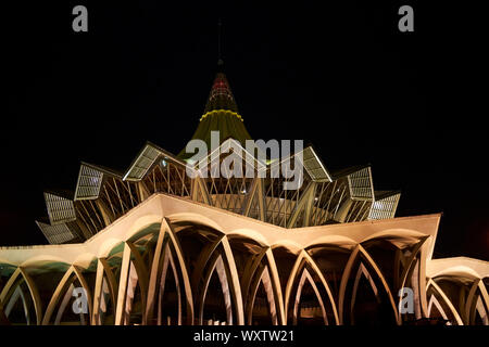 Un vicino, astratta, veste grafica al Sarawak legislativo complessivo stato edificio. In Kuching, Sarawak, Borneo Malese. Foto Stock