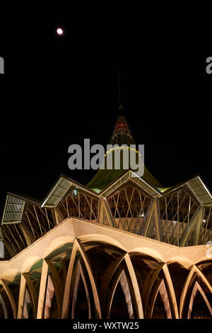 Un vicino, astratta, veste grafica al Sarawak legislativo complessivo stato fabbricato durante la luna piena. In Kuching, Sarawak, Borneo Malese. Foto Stock