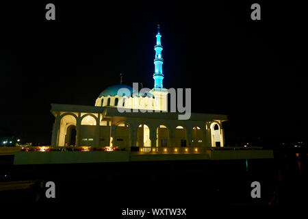 Il nuovo di zecca, floating India Mosque sul fiume Sarawak di notte. In Kuching, Sarawak, Borneo Malese. Foto Stock
