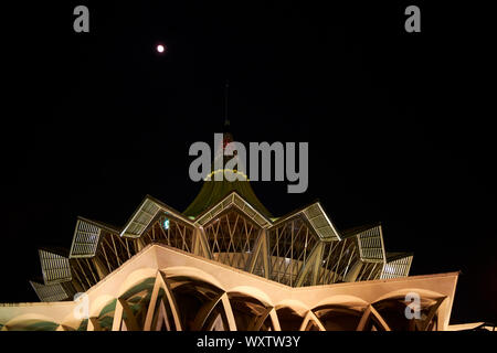 Un vicino, astratta, veste grafica al Sarawak legislativo complessivo stato fabbricato durante la luna piena. In Kuching, Sarawak, Borneo Malese. Foto Stock