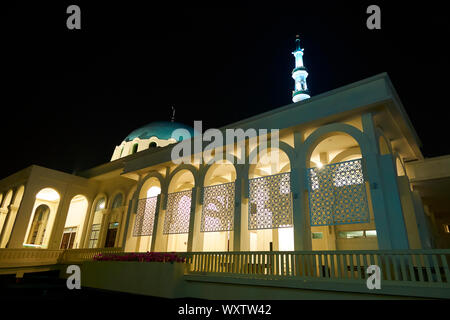 Il nuovo di zecca, floating India Mosque sul fiume Sarawak di notte. In Kuching, Sarawak, Borneo Malese. Foto Stock