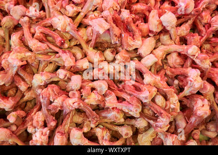 Pollo gamba le ossa in una macelleria a Kuching, Sarawak, Borneo Malese. L'immagine è buona per un telefono, computer sfondo. Foto Stock