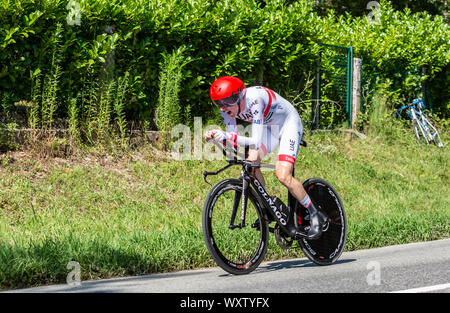 Bosdarros, Francia - 19 Luglio 2019: il ciclista irlandese Dan Martin del Team UAE Emirates a cavallo durante la fase 13, cronometro individuale, di Le Tour de Fran Foto Stock