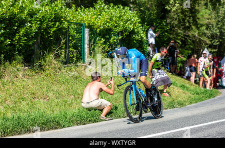 Bosdarros, Francia - 19 Luglio 2019: il ciclista spagnolo Alejandro Valverde del Team Movistar a cavallo durante la fase 13, cronometro individuale, di Le Tour d Foto Stock