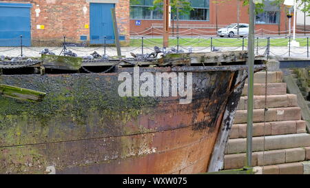 Ruggine fatiscente scafo della nave in Belfast dock a secco Foto Stock