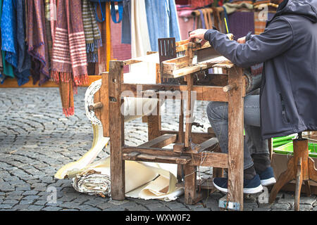 Il vecchio telaio di tessitura in azione Foto Stock