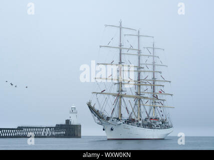 Dar Mlodziezy arrivare al Porto di Blyth, Northumberland, in caso di pioggia. Foto Stock