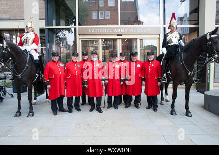 Sua Maestà la cavalleria Soddisfare le stelle, Chelsea pensionati Bill Hunt, 84, dal blues & Royals e John West, 79, dalla vita delle guardie, chiacchierando con attualmente servendo i soldati. Nero di cavalleria, maniscalco dal reggimento al lavoro e un CVR(T) Scimitar veicolo di ricognizione. Esercito Nazionale Museum, Londra 17.08.19 con: Vista generale, elettrodomestico cavalleria, Chelsea pensionati dove: Londra, Regno Unito quando: 17 Ago 2019 Credit: WENN.com Foto Stock