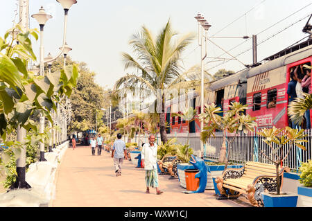 Kolkata, West Bengal, India 1 gennaio 2019 - Vista del paesaggio di Ghat Prinsep stazione ferroviaria adiacente a Prinsep Ghats lungo la riva del Hooghly Riv Foto Stock