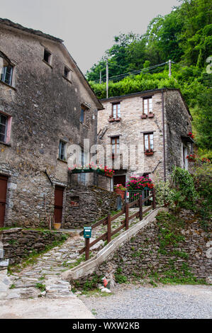 Vecchia casa di pietra in villaggio di pellegrinaggio di Isola Santa nelle Alpi Apuane in Toscana, Italia che è stato abbandonato a causa di un regime di energia idroelettrica e Foto Stock