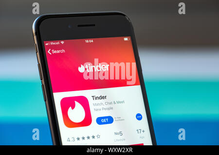 Kiev, Ucraina - 17 Settembre 2019: Studio shot di Apple iPhone 8 smartphone con Tinder applicazione mobile sullo schermo Foto Stock