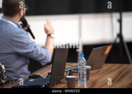 Ufficio, officework, officemeeting, riunioni di lavoro, comunicazione, nota, botebook, cellulare, smartphone, scrivania, tavolo trattativa, finanza, contabilità, laptop Foto Stock