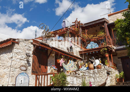 Tradizionale casa rurale decorata da burattini. Workhop predisposto di arte. Cipro Foto Stock