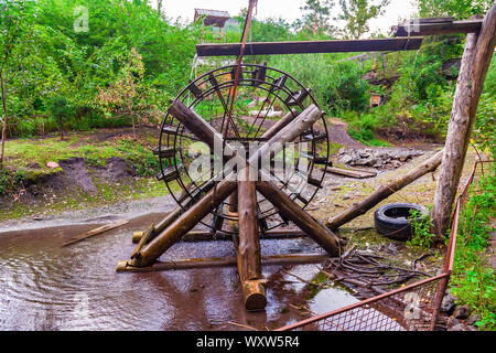 Retrò vecchio mulino ad acqua per la generazione di elettricità a partire da fonti naturali senza inquinamento. Hydro Power Station. Foto Stock