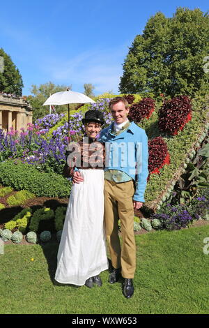 Coppia giovane indossando Regency costume. Jane Austen Festival 2019, Parade Gardens, bagno, Somerset, Inghilterra, Gran Bretagna, Regno Unito, Europa Foto Stock