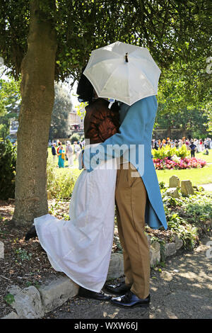 Coppia giovane indossando Regency costume. Jane Austen Festival 2019, Parade Gardens, bagno, Somerset, Inghilterra, Gran Bretagna, Regno Unito, Europa Foto Stock